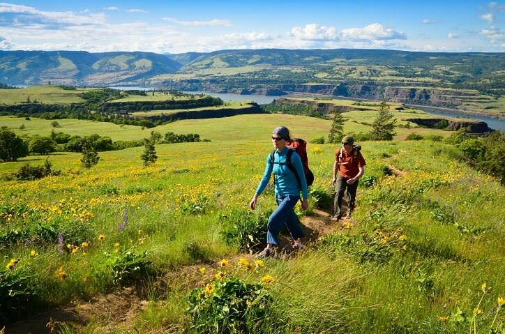 Couple hiking in Oregon near Reed's Crossing community